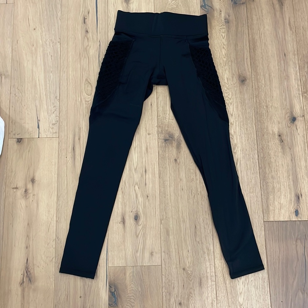 Michi leggings with fishnet pockets. Size small